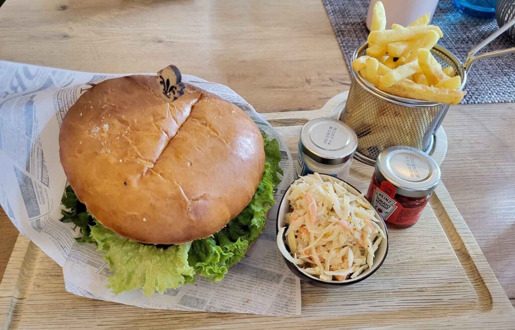 Touristische Highlights im Bebertal in Sachsen-Anhalt 2025 11 Burger mit Zutaten wie Pommes frites