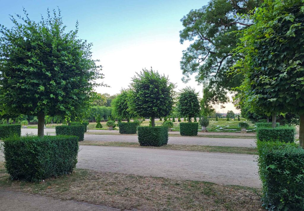 Touristische Highlights im Bebertal in Sachsen-Anhalt 2025 9 Parkanlage mit Sträuchern in Töpfen