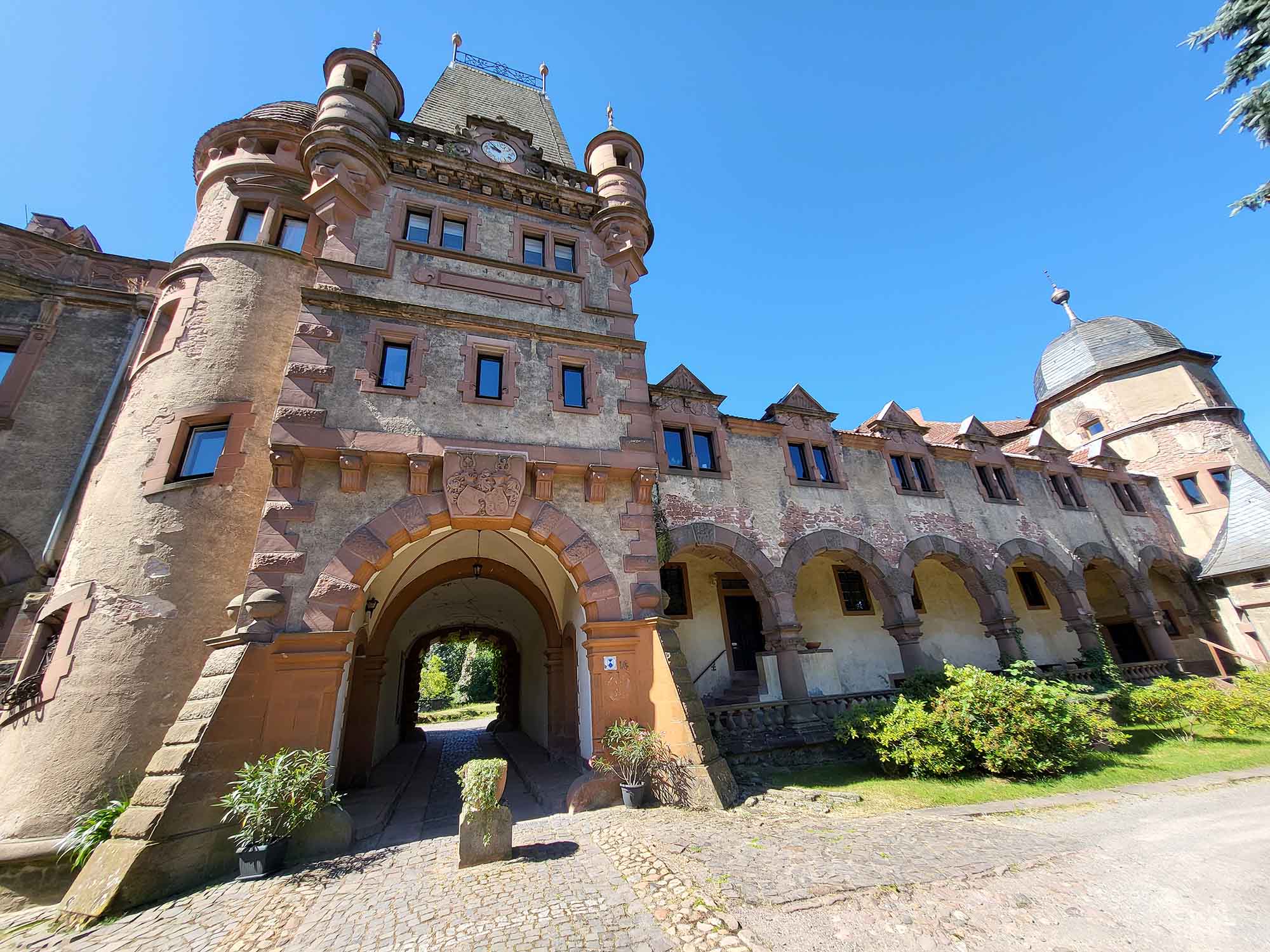 Eingang zum Innenhof in der Weitwinkelperspektive