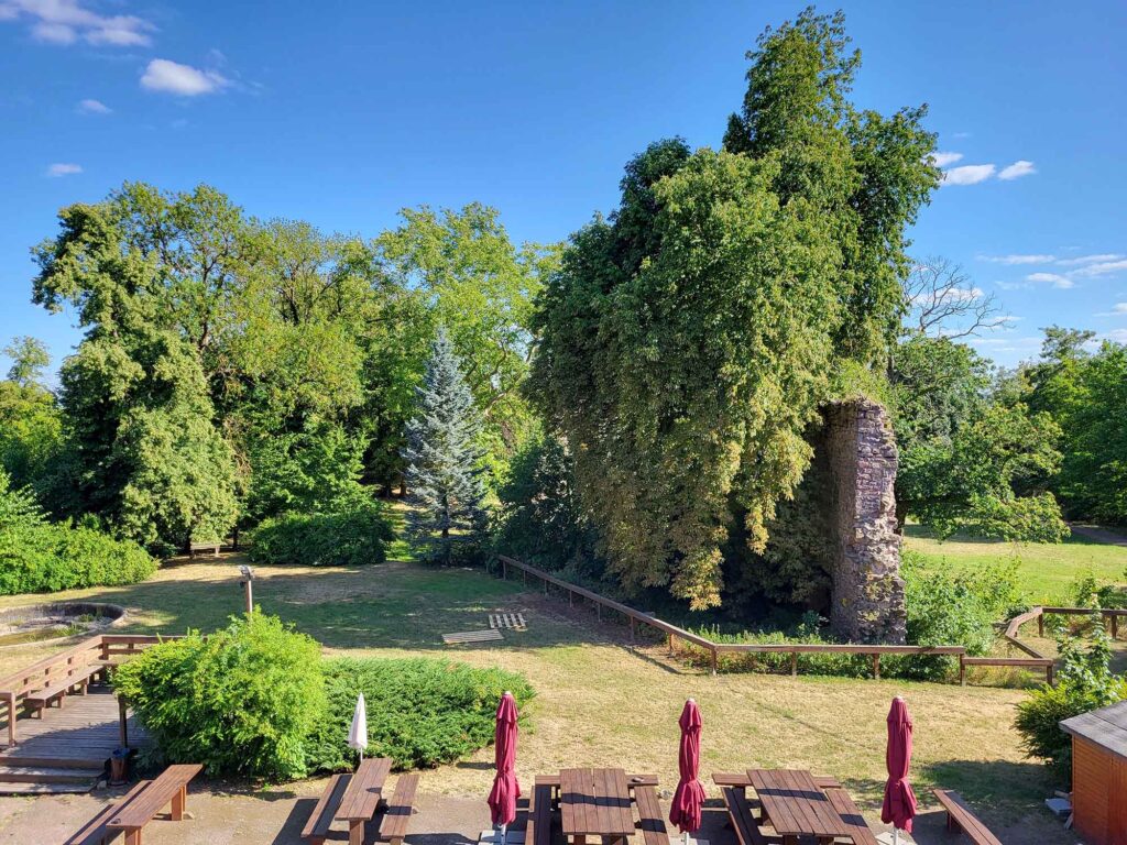 Blick vom Schloss in den Park mit der alten Burgmauer
