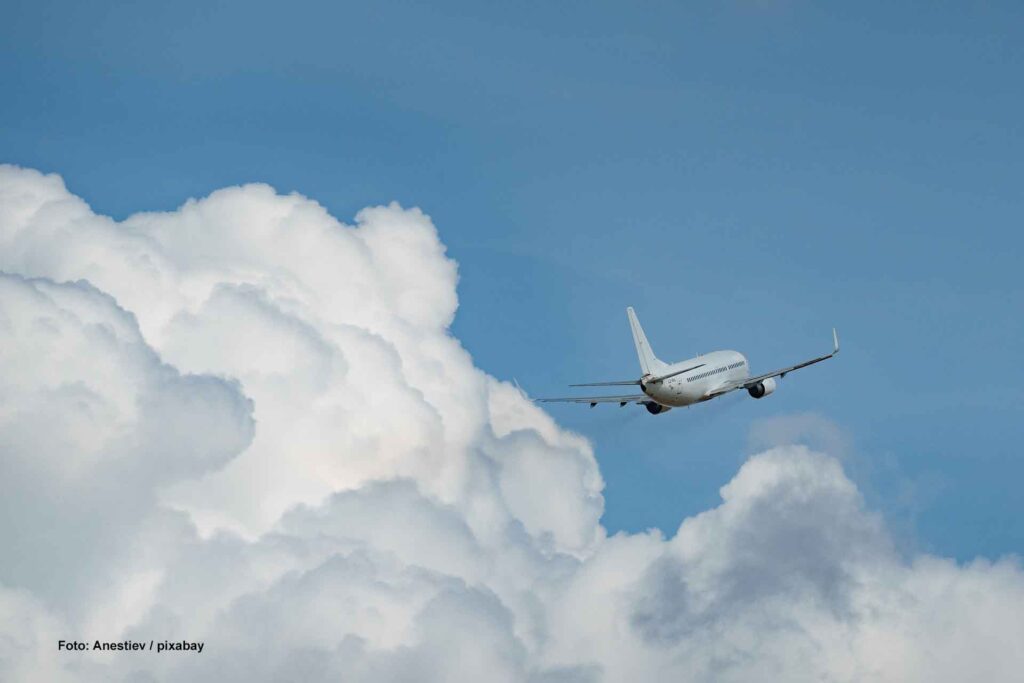 Flugzeug über den Wolken