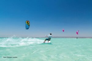 Luxus und Sonne pur: Warum sich eine Reise nach Hurghada lohnt 14 Mann beim Kiten