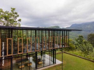 Santani Wellness Kandy: Luxus, Achtsamkeit und Natur im Einklang 12 Glaspavillon des Restaurants im Santani Wellness Kandy mit Panoramablick auf grüne Berge und Wald.