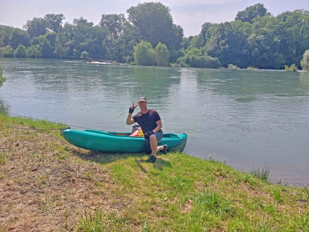 Abenteuer Garonne: Im Kanu von den Pyrenäen bis Bordeaux 4 Thomas im Kanu am Ufer