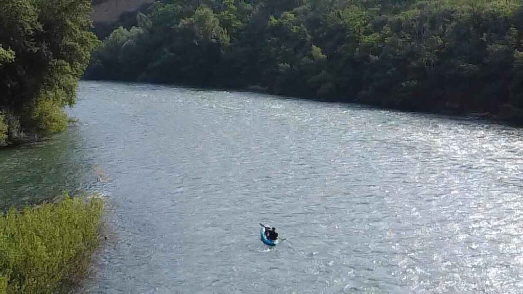 Abenteuer Garonne: Im Kanu von den Pyrenäen bis Bordeaux 3 Im Kanu von den Pyrenäen bis Bordeaux - einsames Kanu auf dem Fluss