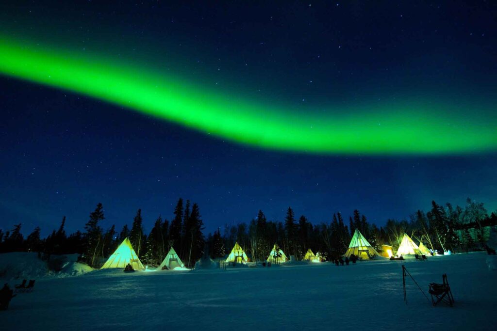 Fern von Touristenpfaden: Wie du Kanadas wilde Nordregionen sicher und intensiv erleben kannst (Werbung) 4 Kanadas wilde Nordregionen - Polarlichter über Tipis