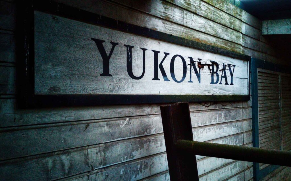 Fern von Touristenpfaden: Wie du Kanadas wilde Nordregionen sicher und intensiv erleben kannst (Werbung) 3 Schild Yukon Bay an Bretterwand