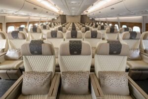 Emirates A380 Sitzplätze und Services - die Fotos 31 Moderne Premium Economy Kabine im Emirates Airbus A380 mit cremefarbenen Sitzen, Kissen und elegantem Kabinendesign.