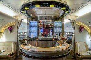 Emirates A380 Sitzplätze und Services - die Fotos 4 Die bekannte Lounge mit Barbereich im Oberdeck des Emirates A380 steht Passagieren von First und Business Class auf Langstreckenflügen zur Verfügung. Weil es in dieser Kabinen-Konfiguration keine First Class gibt, finden Reisende der Business Class eher einen Platz.