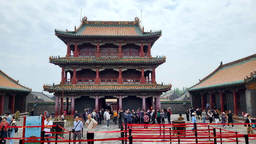 Kaiserpalast von Shenyang – Die „Verbotene Stadt“ des Nordens erleben 8 Großer Hof im Kaiserpalast Shenyang mit dreistöckigem Pavillon im Hintergrund; zahlreiche Besucher.