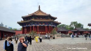 China: Kaiserpalast von Shenyang – Die „Verbotene Stadt“ des Nordens erleben 7 Chongzheng-Palast: Großes, mehrstöckiges Gebäude mit einem reich verzierten Dach, roten Säulen und farbenfrohen Holzarbeiten, umgeben von einem großen gepflasterten Platz.