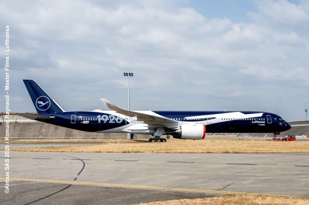 Lufthansa Airbus A350-1000 in dunkelblauer Jubiläumslackierung mit großer „100“-Aufschrift auf dem Flughafengelände.