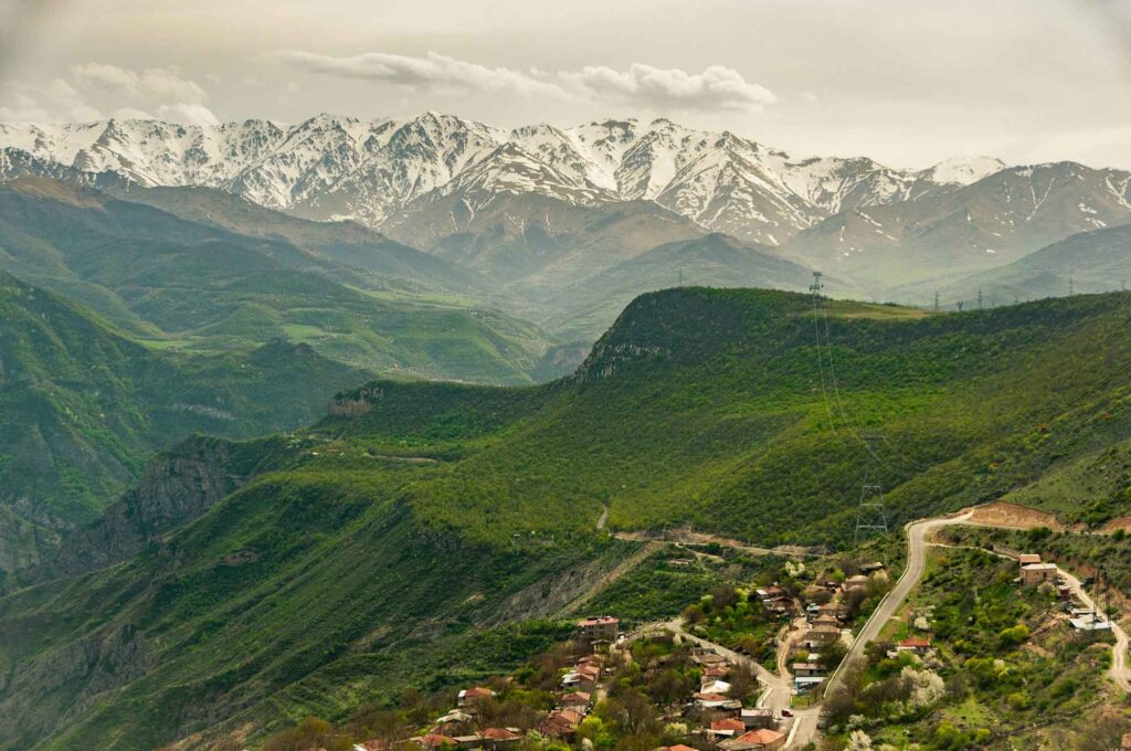 Panoramablick auf Armeniens grüne Berge und schneebedeckte Gipfel.