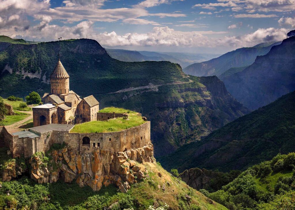 Armenien – Das unterschätzte Juwel im Kaukasus 8 Tatev-Kloster auf einer Felsklippe mit Bergpanorama in Armenien.