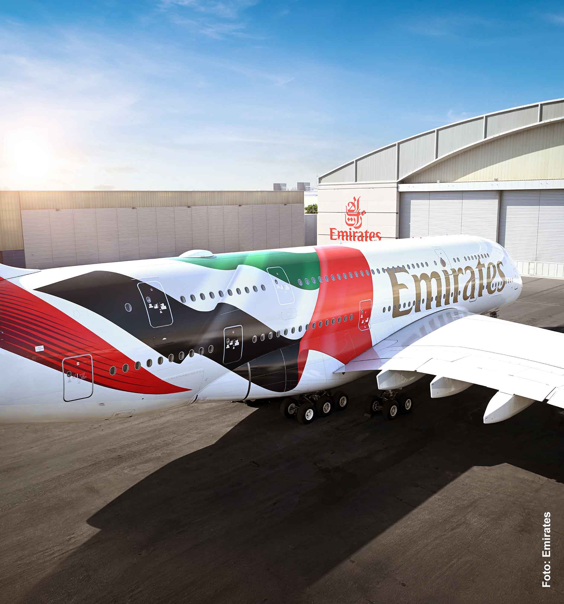 Emirates A380 Sitzplätze und Services - die Fotos 1 Emirates Airbus A380 mit Sonderlackierung in den Farben der Vereinigten Arabischen Emirate auf dem Vorfeld in Dubai vor einem Wartungshangar.