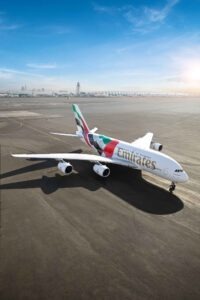 Emirates A380 Sitzplätze und Services - die Fotos 3 Emirates Airbus A380 mit Sonderbemalung der Vereinigten Arabischen Emirate auf dem Rollfeld des Dubai International Airport bei Sonnenlicht.