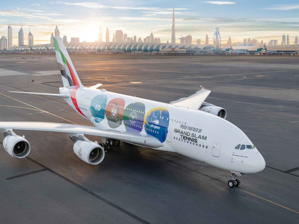 Emirates A380 mit Grand-Slam-Lackierung