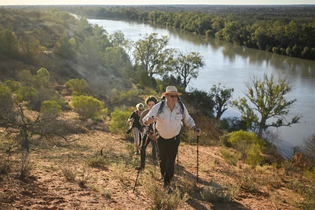 Südaustralien: Interessante Wandertouren und ein Lichtschutzgebiet 10 Gruppe Wanderer am Fluss