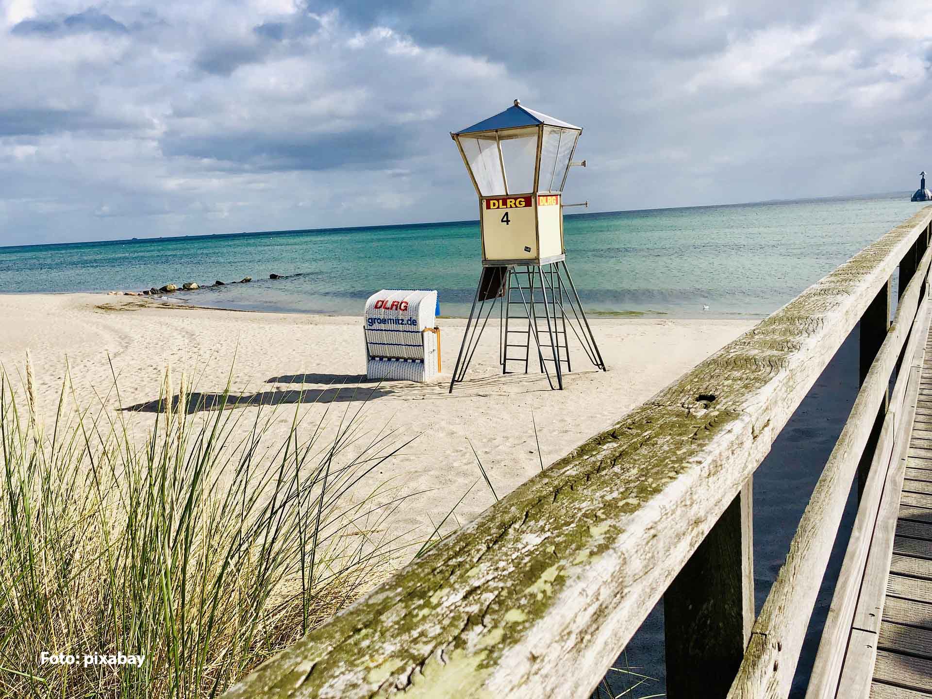 Grömitz – eine Perle an der Ostsee 1 Strandkorb und Wachtum der DLRG in Grömitz