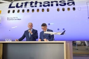 Carsten Spohr, Vorstandsvorsitzender der Deutschen Lufthansa AG, und Boris Rhein, Hessischer Ministerpräsident (v.l.)