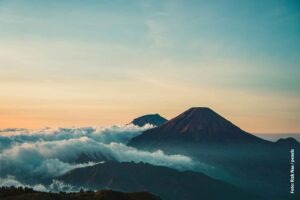 Die Schönheit Indonesiens entdecken: Ein Reiseleitfaden 29 Berge umgeben von Wolken in der Morgendämmerung