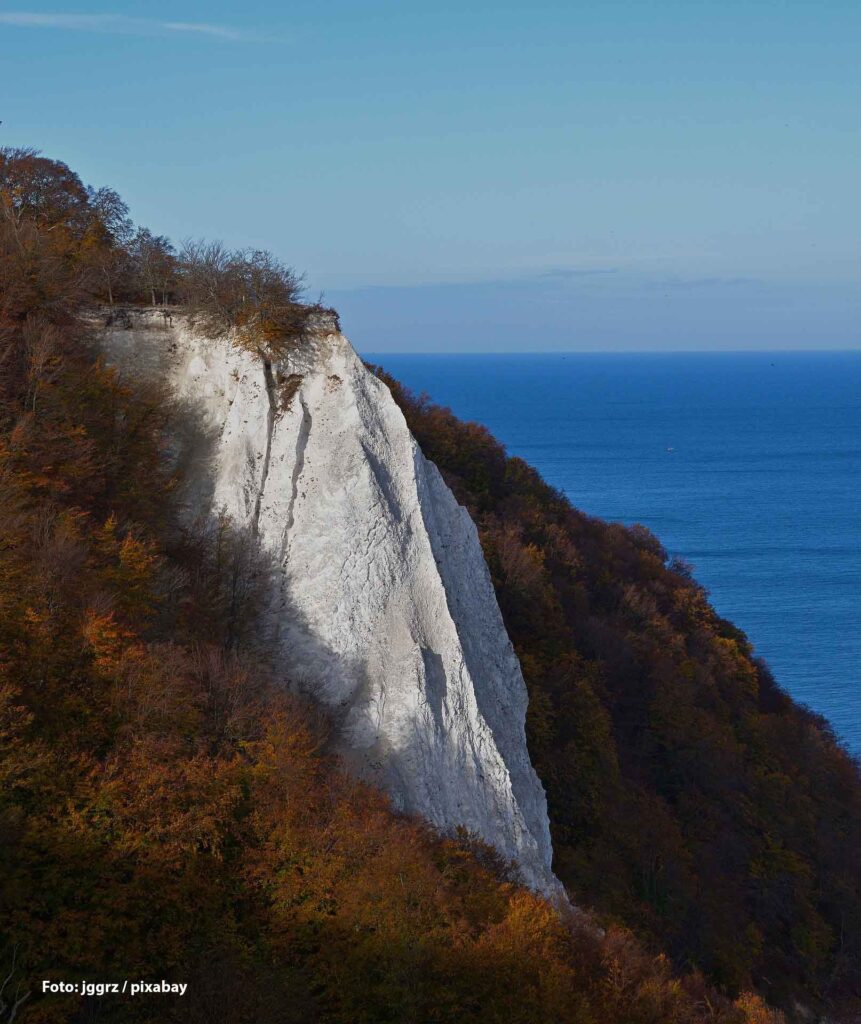 Die Kreidefelsen leuchten weiß, im Hintetgrund die Ostsee blau