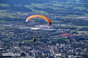 Alpenabenteuer: Fliegen über Salzburg und den Zeller See 6 Person fliegt mit Gleitschirm über Salzburg