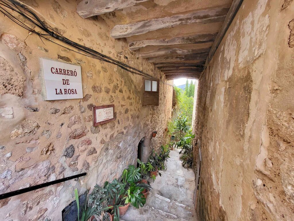 Carreró de la Rosa in Valldemossa mit Steinmauern, Treppen und Pflanzen – eine romantische Sehenswürdigkeit Mallorcas.