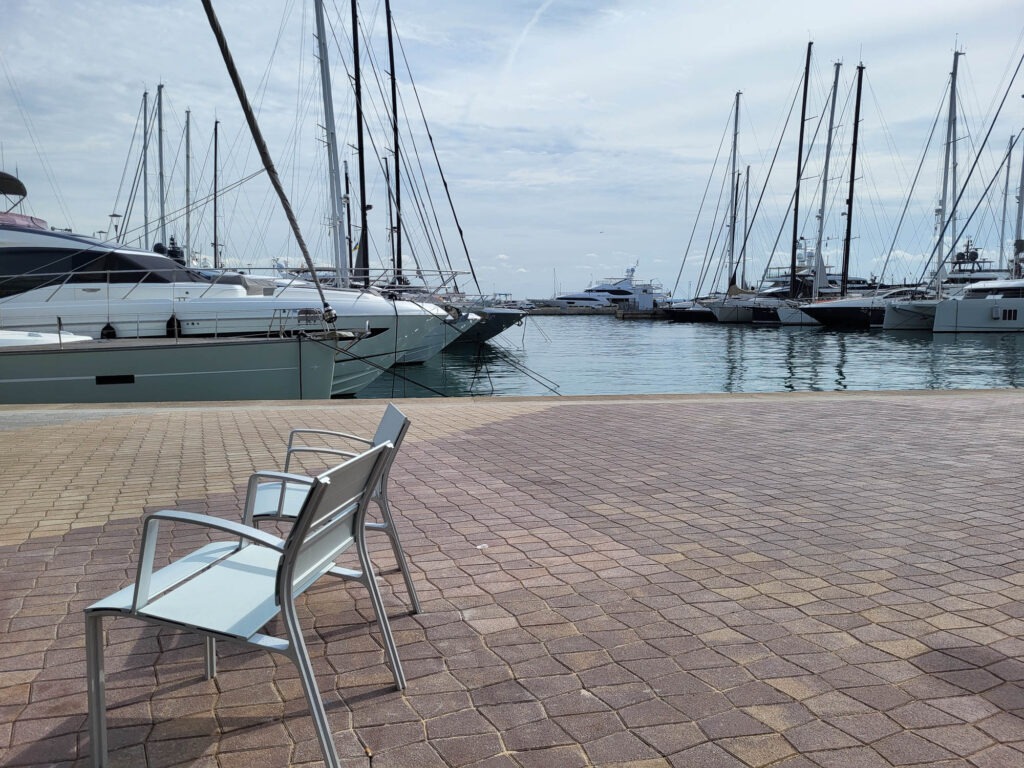 Palma de Mallorca – Sehenswürdigkeiten zwischen Geschichte und Meer 4 Palma de Mallorca Yachthafen mit Luxusyachten und Sitzgelegenheiten am Kai.