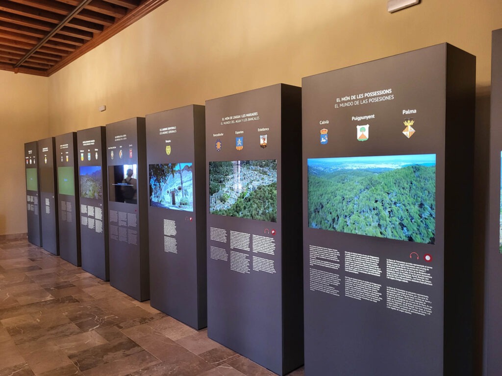 Moderne Ausstellungstafeln im Landgut Raixa auf Mallorca mit Informationen zu mallorquinischen Landgütern und Besitzungen.