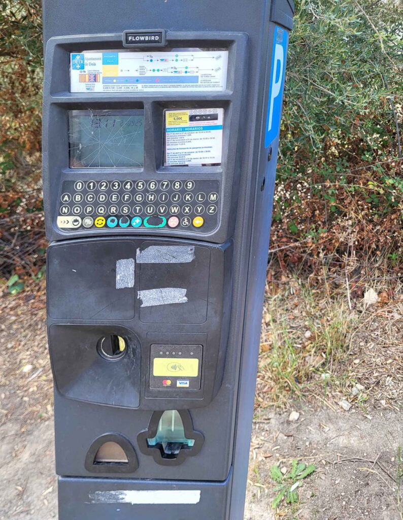Sa Foradada – die durchlöcherte Halbinsel Mallorcas 5 Parkautomat in Deià auf Mallorca, genutzt von Besuchern des Aussichtspunkts Sa Foradada.