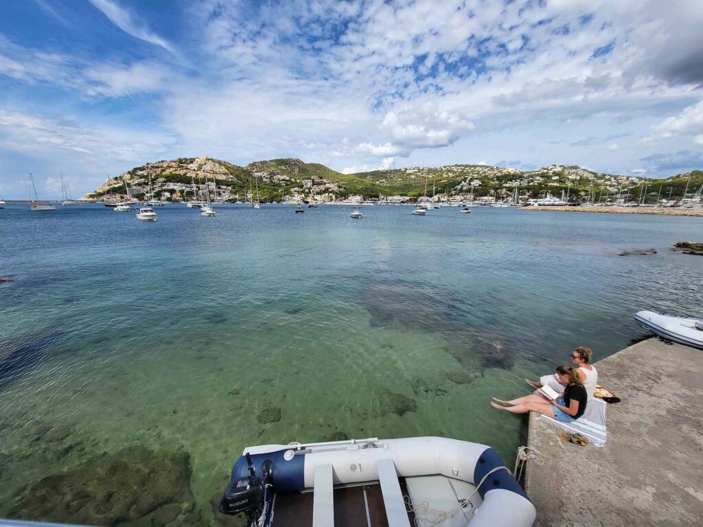 Blick auf die Bucht von Puerto de Andratx mit Yachten