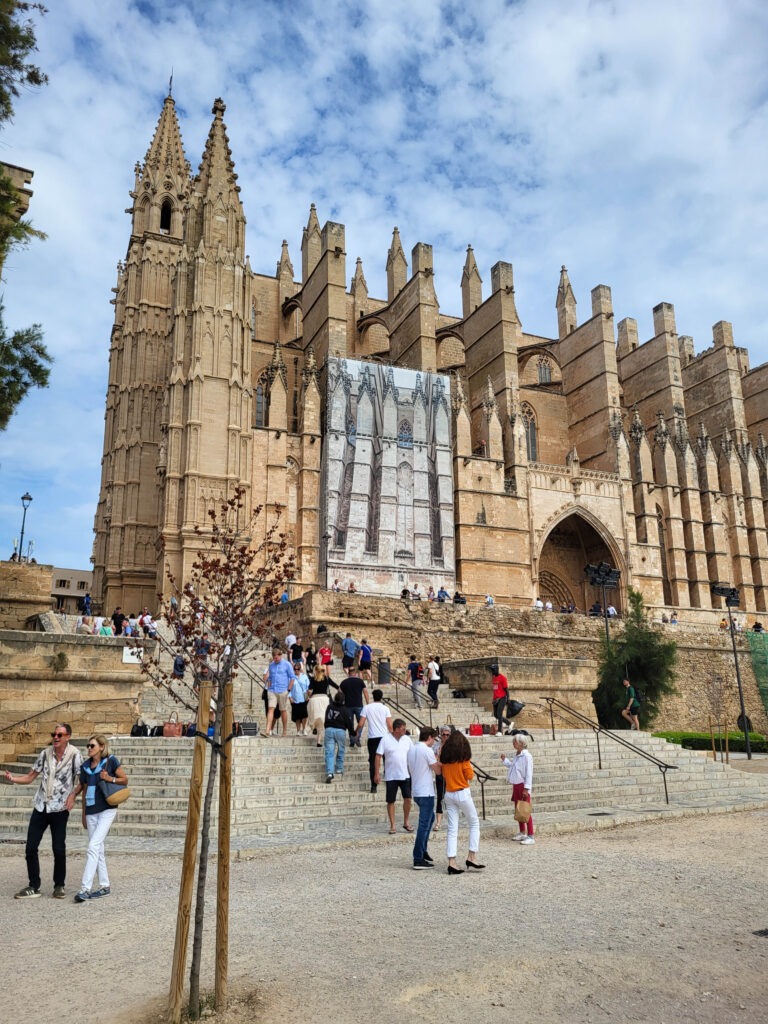 Palma de Mallorca – Sehenswürdigkeiten zwischen Geschichte und Meer 6 Fassade der Kathedrale La Seu in Palma de Mallorca mit vielen Besuchern auf der Treppe vor dem Haupteingang.