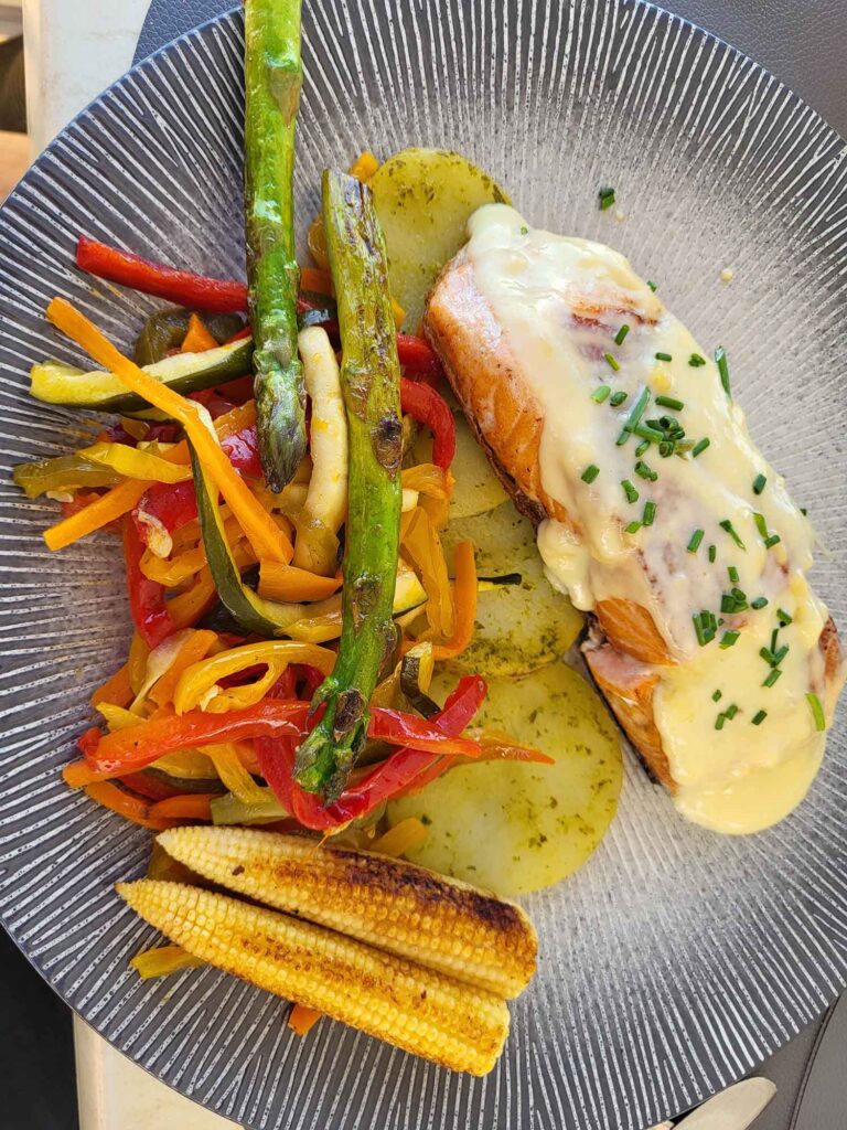 Sant Elm (San Telmo) – Das Tor zur Dracheninsel Sa Dragonera 6 Gegrillter Lachs mit Kartoffeln und mediterranem Gemüse in Sant Elm Mallorca.