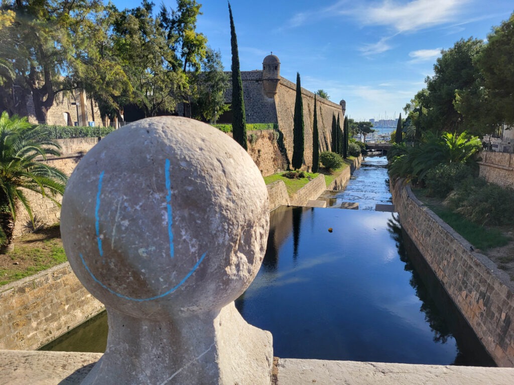 Stadtmauer und Wassergraben in Palma de Mallorca mit Blick zum Hafen, historisches Wahrzeichen und Sehenswürdigkeit nahe der Altstadt.