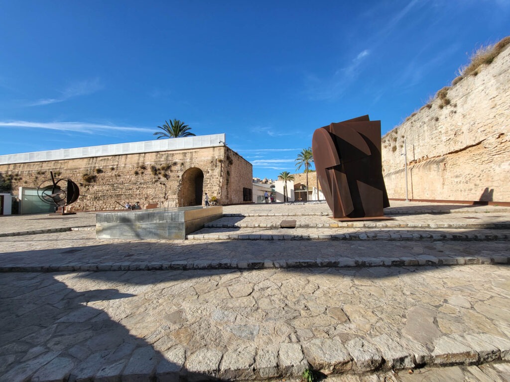 Eingang zum Museum in der Weitwinkelpersprektive