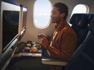 Der Bordservice in den Lufthansa-Flugzeugen 8 Fluggast während des Fluges bei der Mahlzeit