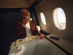 Der Bordservice in den Lufthansa-Flugzeugen 15 Fluggast sitzt am Fenster und trinkt Kaffee