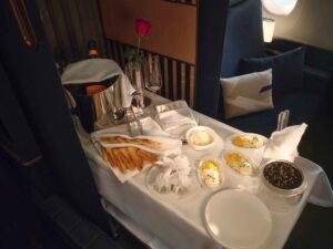 Der Bordservice in den Lufthansa-Flugzeugen 14 Essen in der First Class ist serviert