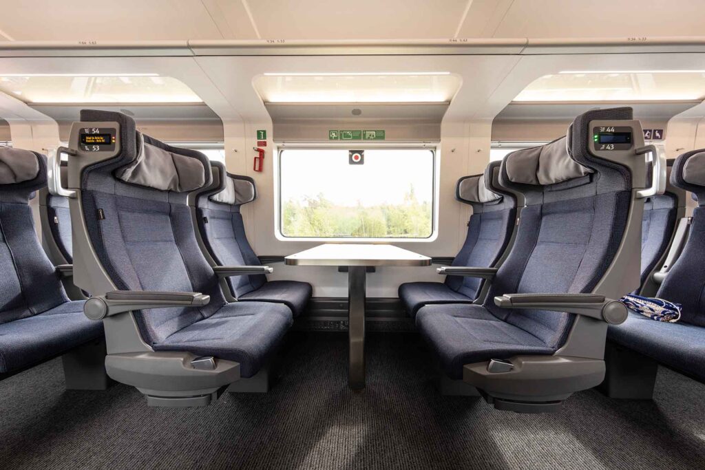 Vierer-Sitzgruppe mit Tisch im ICE L der Deutschen Bahn
