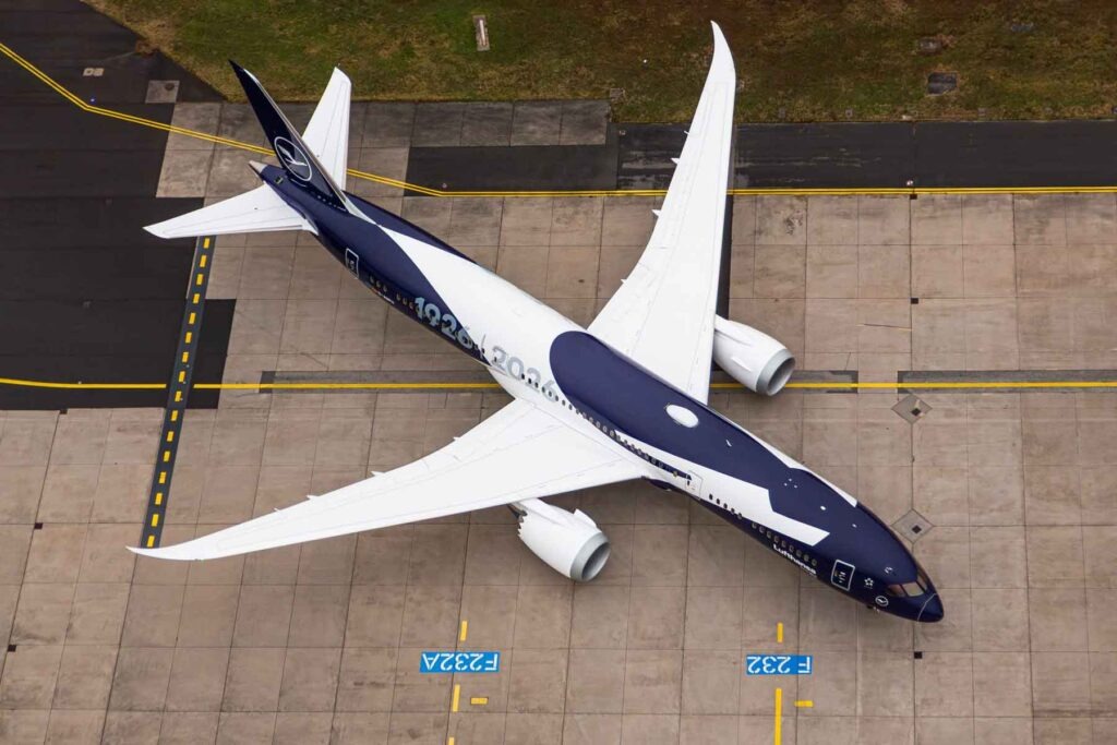 Was sonst noch bei Lufthansa wichtig ist - weitere Fakten 6 Luftaufnahme einer Boeing 787-9 von Lufthansa mit Jubiläumslackierung „1926 | 2026“ auf dem Vorfeld des Flughafens Frankfurt