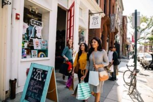 Weihnachtszeit ist Shopping-Zeit: In den USA mit umsatzsteuerfreien Einkäufen sparen 6 Drei Frauen beim Shoppen