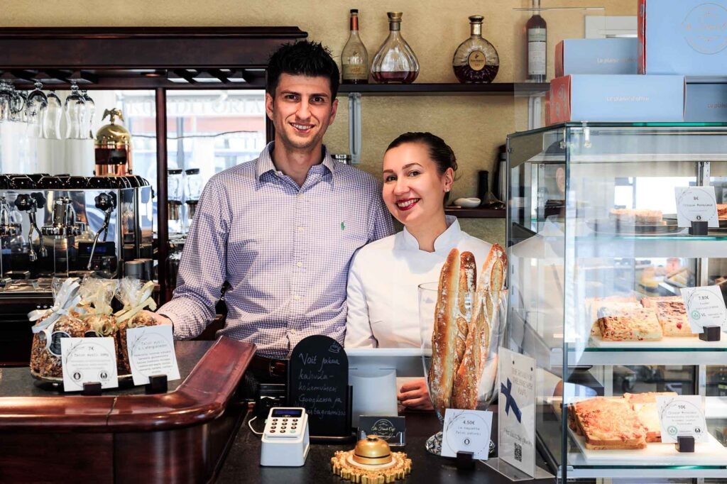 Die Konditorin Moona bringt ihre nordischen Wurzeln und ihre französische Ausbildung in 
Kreationen wie dem charakteristischen salzigen Lakritz-Macaron „Hopea Toffee“ zum Ausdruck, während der aus Frankreich stammende Barista Arthur sein 
Fachwissen einsetzt, um hochwertigen Kaffee zuzubereiten. 