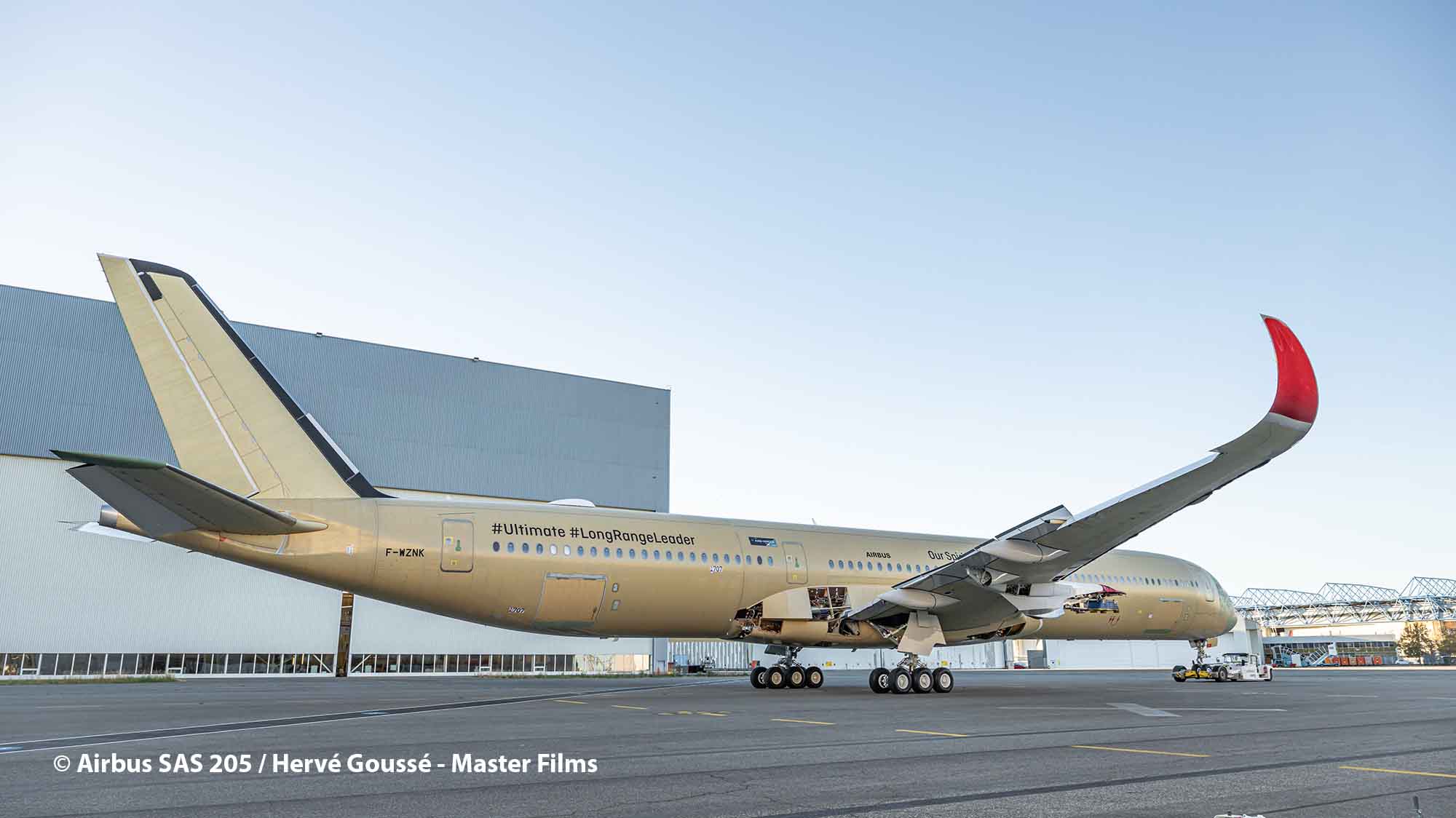 Flugzeug wartet auf Weitermontage