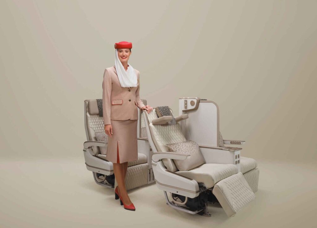 Emirates-Kabinenmitarbeiterin neben den neuen Premium-Economy-Sitzen im Airbus A350