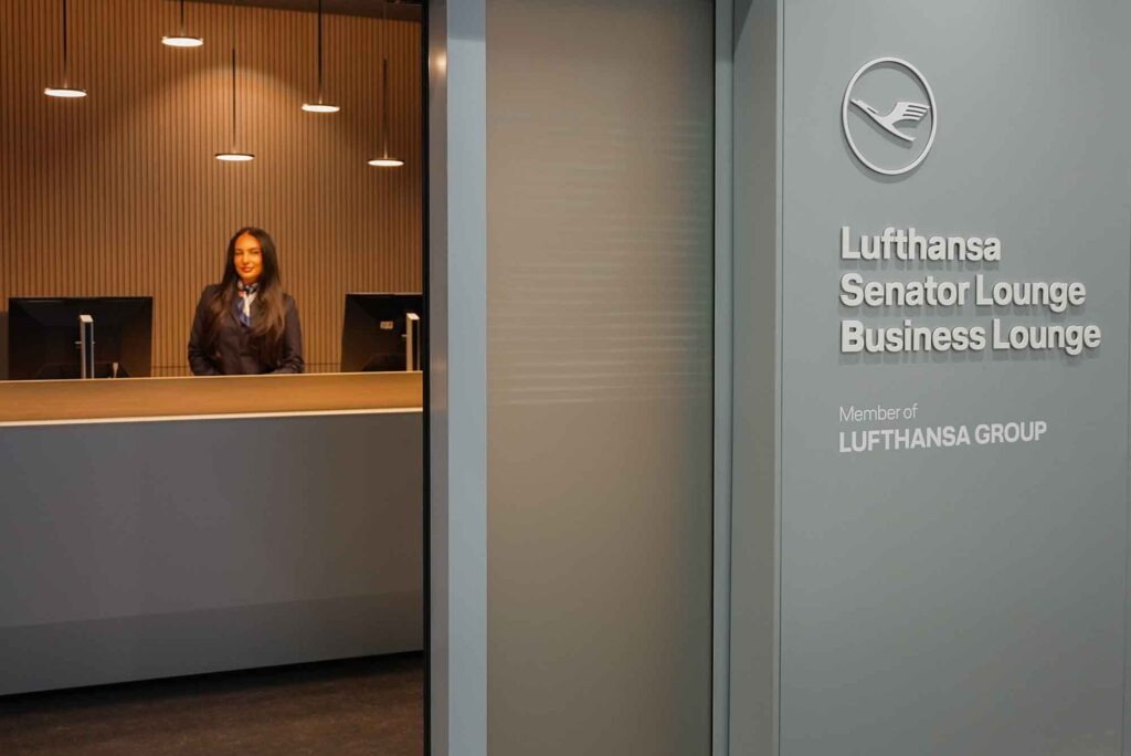 Eingang zur Lufthansa Business und Senator Lounge am Flughafen Stuttgart mit einer Frau hinter dem Empfangstresen