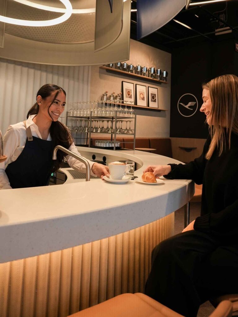 Barista Coffee Bar in der Lufthansa Senator Lounge am Flughafen Stuttgart