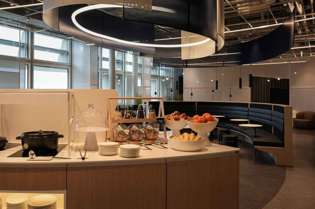 Snack- und Frühstücksbuffet in der Lufthansa Lounge am Flughafen Stuttgart