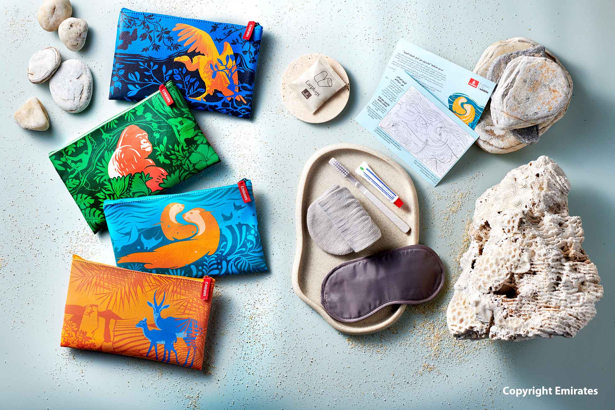 Emirates Economy Class Amenity Kits mit handgezeichneten Tiermotiven aus Meer, Wald, Himmel und Wüste, ergänzt durch Schlafmaske, Zahnpflege-Set und Ohrstöpsel
