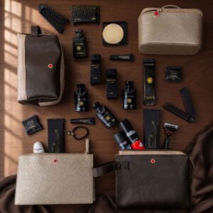 Amenity-Kits von Emirates 8 Übersicht verschiedener Emirates Bulgari Amenity Kits für First und Business Class mit Kosmetiktaschen, Duftflakons, Pflegeprodukten, Kämmen und Rasierutensilien.